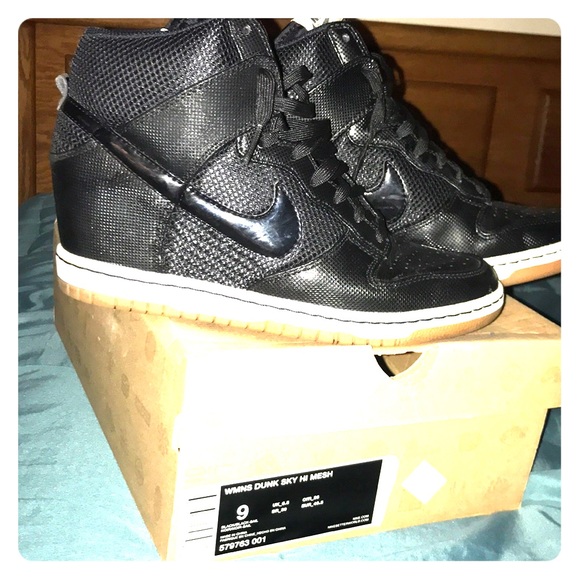 Nike Shoes - Nike women’s dunk hi mesh size 9